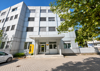 Außenansicht des Büro- und Lagerstandorts der IN&D Team GmbH in München