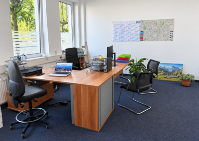 Innenansicht des Büros der IN&D Team GmbH in München mit Arbeitsplätzen und Besprechungsbereich