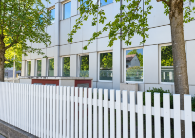 Seitliche Außenansicht des Büro- und Lagerstandorts der IN&D Team GmbH in München