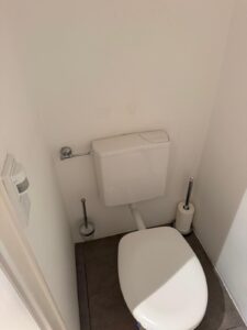 WC vor der Montage des Geberit Monolith bei Heritage Auctions in München